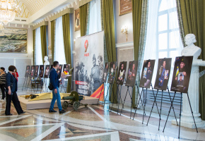 В фойе театра открылась выставка «Отец Героя», посвященная Героям СВО