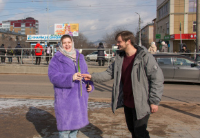 Артисты Русского драматического театра им. Н. Бестужева дарили тюльпаны незнакомкам