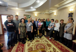 Бестужевцы поздравили кассира театра Намжилму Федорову и осветителя Фархата Гайнулина с юбилеем!