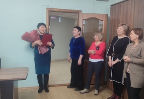 Коллектив театра имени Бестужева поздравил с юбилеем начальника планово-экономического отдела театра