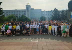 На площади Советов сотрудники театра поучаствовали в массовой зарядке