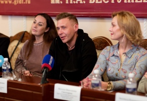 «Спектакли хорошие, надо смотреть!»: на гастроли в Улан-Удэ прибыл Новокузнецкий драматический театр